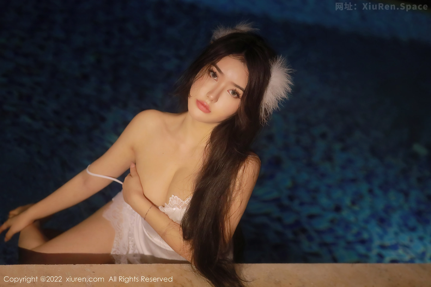 图片[2]-[XiuRen秀人网]VOL.4504 女神Manuela玛鲁娜三亚旅拍白色情趣连衣裙秀浑圆翘臀诱惑写真61P-秀人网官方网站